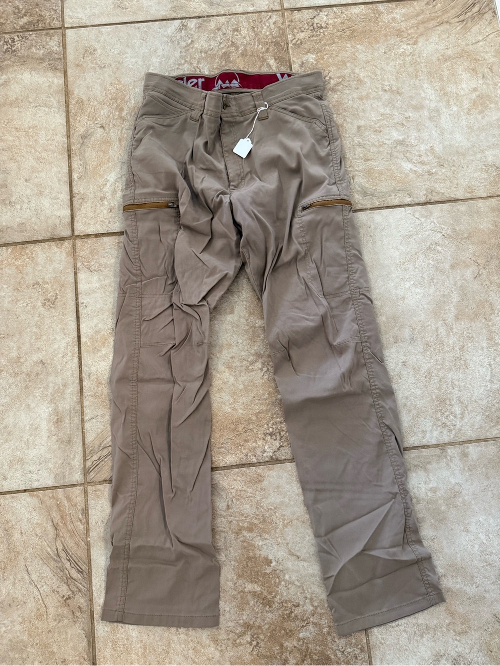 Wrangler Men's Tan Cargo Pants with Zip Pockets
